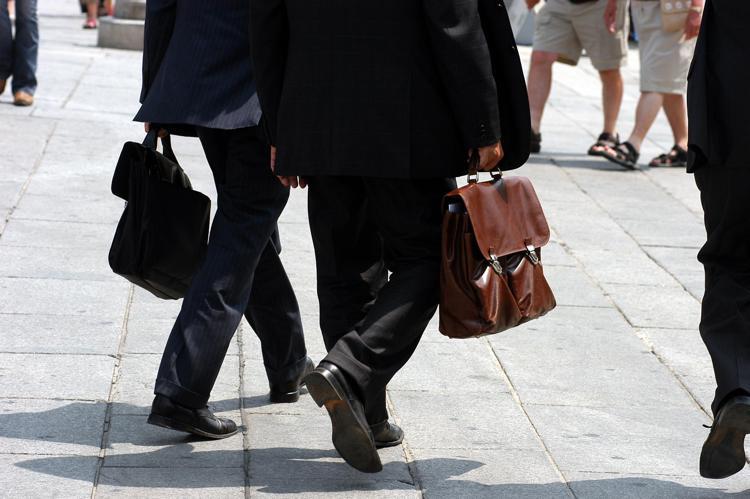 manager_uomini_di_affari_con_la_valigetta_o_borsa_ventiquattrore.jpeg