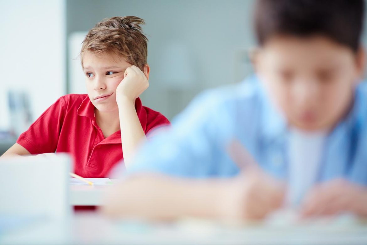 bambino_triste_scuola_storyblocks.jpg
