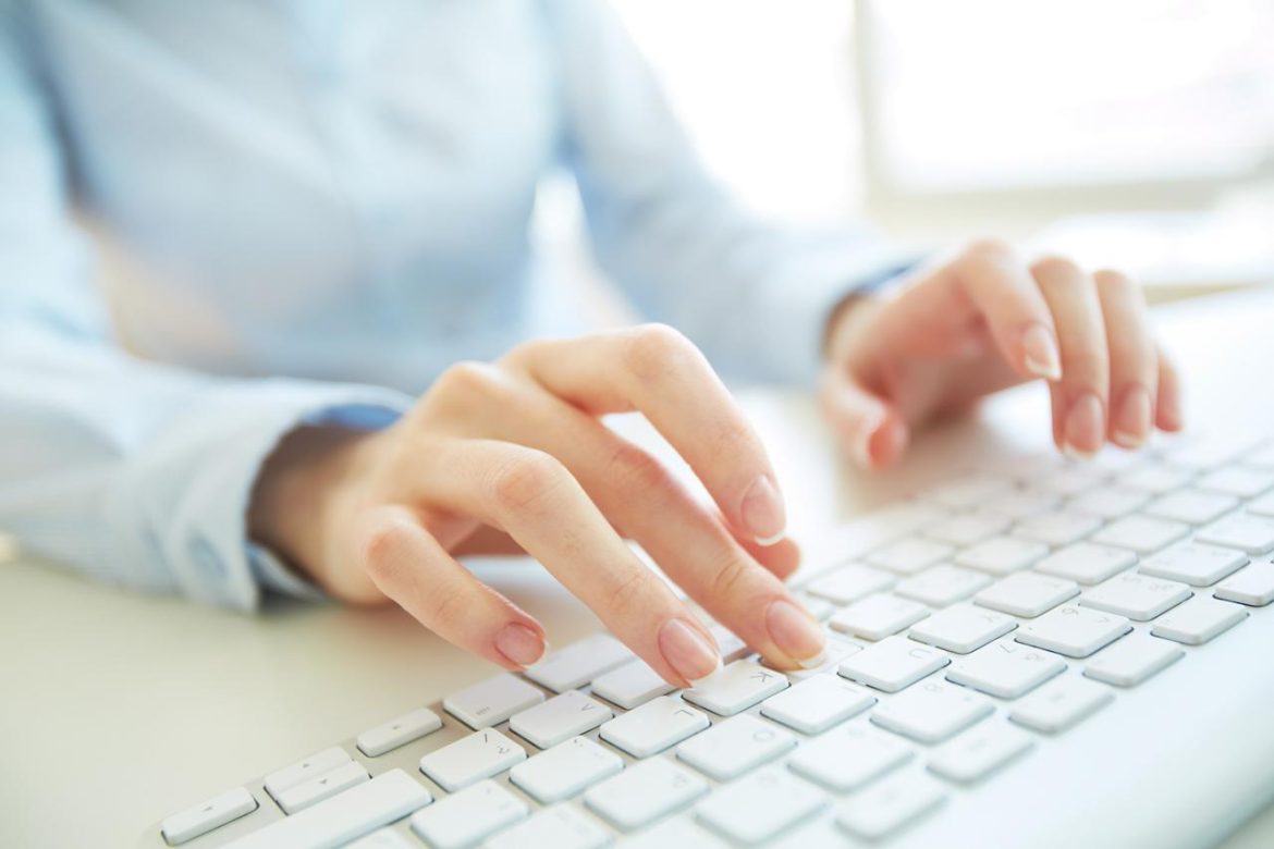 donna_computer_lavoro_storyblocks.jpg