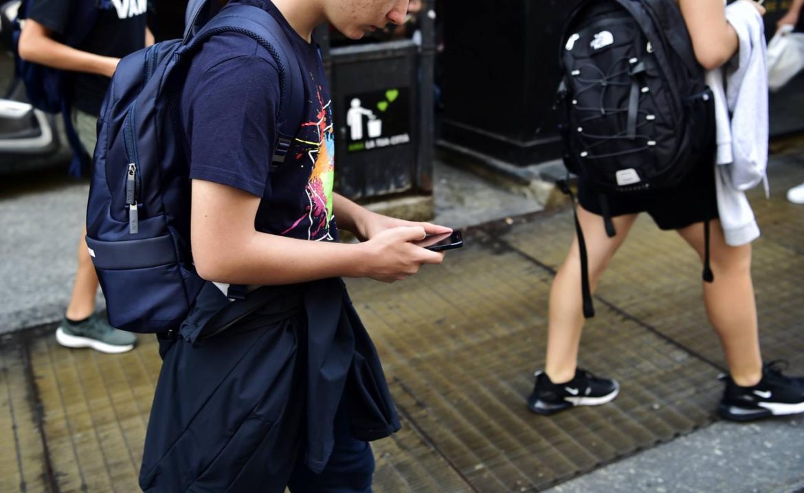 scuola_studente_smartphone_Fg.jpg