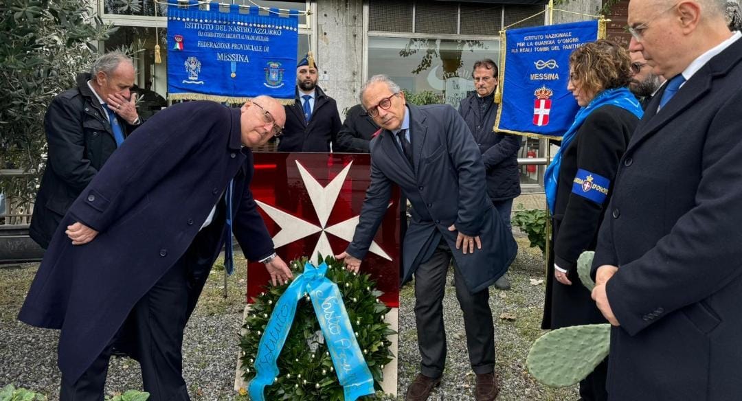 deposizione corona di alloro commemorativa a cura di Ricciardi e Romeo davanti alla croce ottagona SMOM