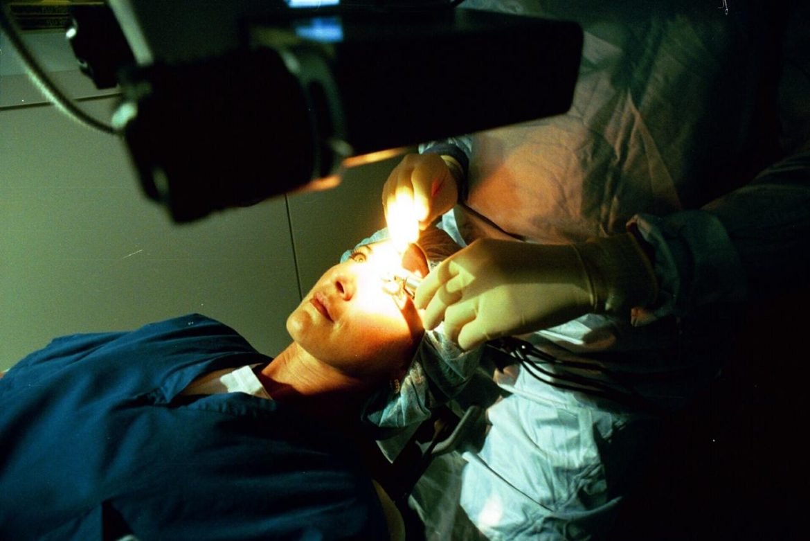 operazione_oculistica_fotogramma.jpg