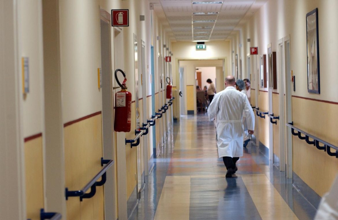 ospedale_medico_spalle_fg_3-1-2475403490.jpg