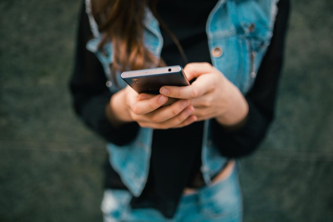 ragazza_telefonino_cellulare_smartphone_123RF.jpg