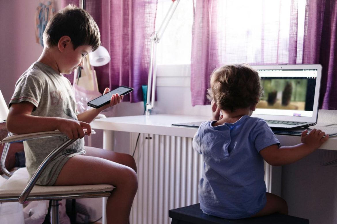 bambini_computer_cellulare_canva.jpg