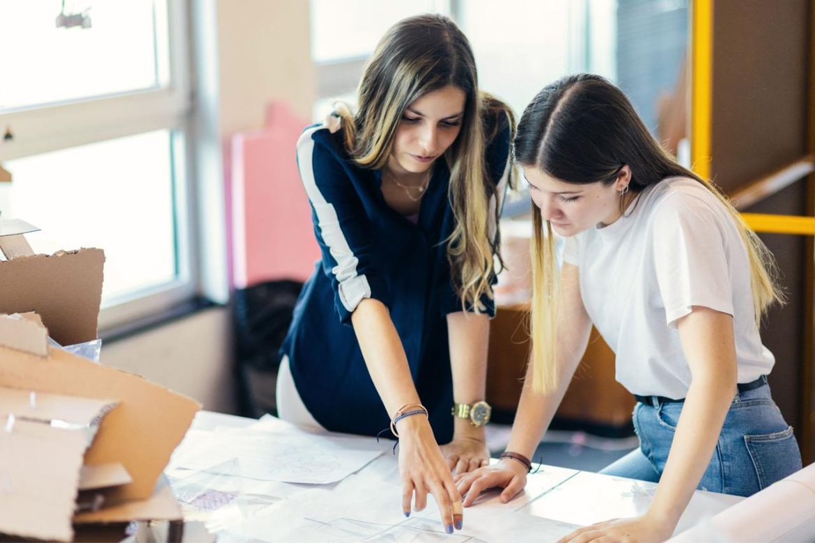 Giovani-donne-al-lavoro_Canva.jpg